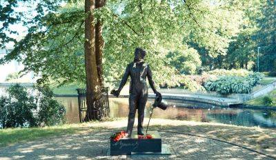 Памятник Пушкину убрали из парка Кронвальда: скульптура "уехала" на склад
