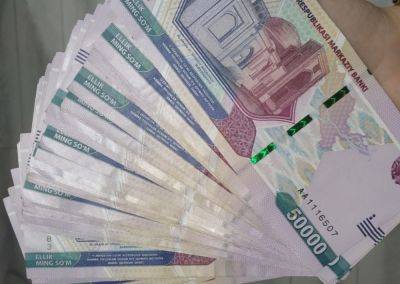 В Узбекистане разработали сверхзащищенную бумагу для печати денег. Теперь банкноты станет не только сложнее подделать, но и порвать