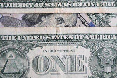 Доллар торгуется без единой динамики к евро и иене на фоне ситуации с госдолгом США