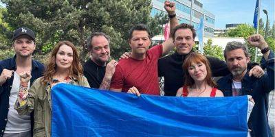 Помогает бороться со злом. В Киев приехал звезда сериала Сверхъестественное Миша Коллинз — он поддержал Украину, чем огорчил фанов из РФ