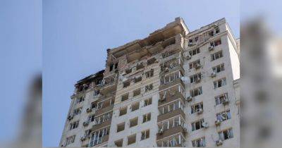 Произошел пожар, разрушены квартиры: Кличко показал последствия попадания обломков дрона в жилой дом
