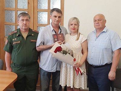 Боевую награду вручили участнику специальной военной операции Сергею Голикову