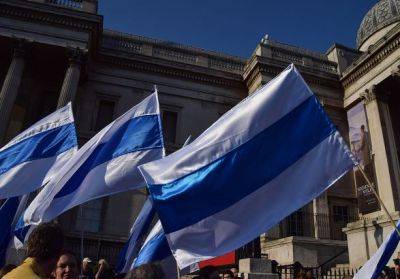 Символ Легиона "Свобода России": в рф запретили бело-сине-белый флаг