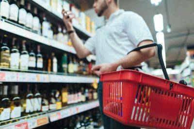 Общее потребление алкоголя в Литве падает, но больше выпитых крепких напитков
