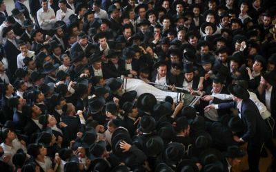 На похоронах раввина Эдельштейна в Бней-Браке собралось около 100.000 скорбящих