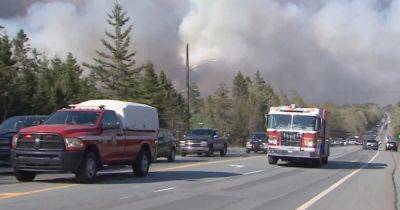 В Канаде бушуют лесные пожары: власти эвакуируют тысячи людей (видео)