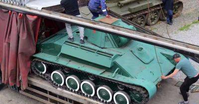 В Мелитополе оккупанты украли с постамента танк Т-70: уворованный экспонат "засветился" в РФ (видео)