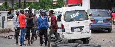 Водители выстроились в очередь за бензином по всей Нигерии после того, как новый президент отменил топливную субсидию