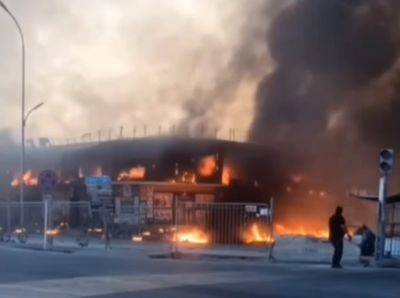 В торговом центре в Сурхандарье произошел крупный пожар. Видео