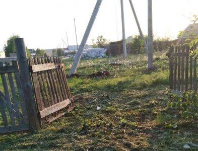 Железобетонный столб установили перед въездом на участок в коллективном саду кунгурской Первомайки