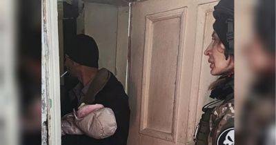 В Бахмуте женщина скрыла новорожденного ребенка, чтобы не эвакуироваться: как военные под обстрелами вывозили из города людей