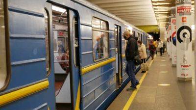 В киевском метро женщина попала под поезд: ограничено движение поездов