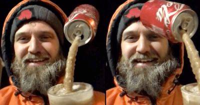 Минус 57 градусов: мужчина, проживающий в Антарктиде, хотел налить напиток в стакан (видео)