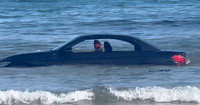 Наглый водитель заехал прямо на пляж: неудачно припаркованный BMW унесло в море (видео) - focus.ua - США - Украина - Англия - штат Арканзас - Чад - Великобритания