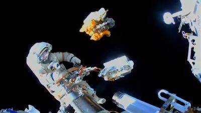 Космонавты МКС выбросили сверток с отработанными материалами