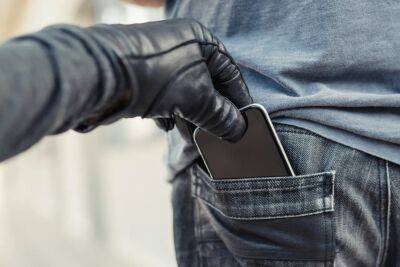 В Слониме 18-летний парень украл из бара чужой айфон
