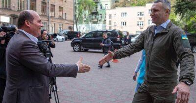 Виталий Кличко встретился с мэром Брюсселя: Бельгийская столица передала Киеву "скорые" и другую помощь