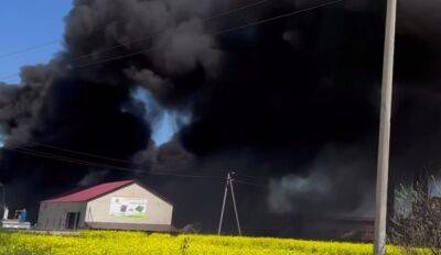 На россии снова адский пожар: в Ставрополе вспыхнул огромный склад, черный дым до самого неба – кадры