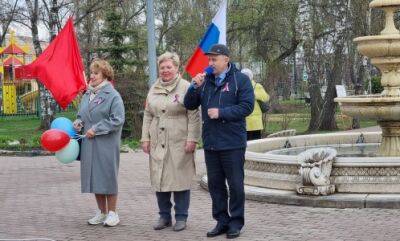 Денис Поляков - Маёвка у фонтана в городском парке Кунгура - iskra-kungur.ru - Россия - Пермь - округ Кунгурский