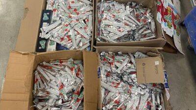 В Израиле перехватили крупную партию контрабандных конфет Roll-Ups из США