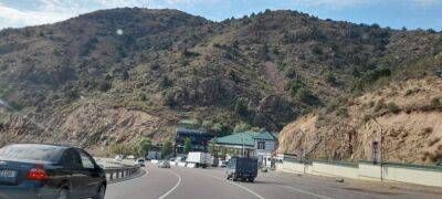 Власти разрешили движение микроавтобусов с туристами через перевал "Камчик" с 1 мая. Проезд разрешен только днем с опытным водителем