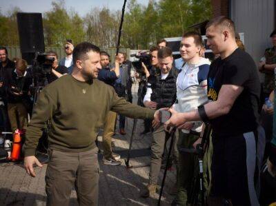 На базе ВВС Нидерландов Зеленский осмотрел оружие перед отправкой в Украину. Видео