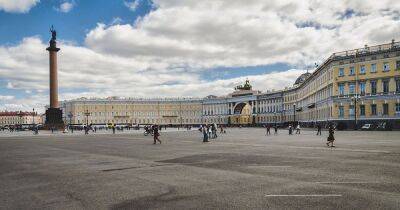Запрет не помог: на Дворцовую площадь в Петербурге приземлился дрон, – росСМИ