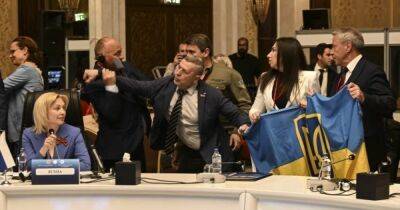 Пытались сорвать флаг: в Турции депутаты Украины подрались с делегацией из РФ (видео)