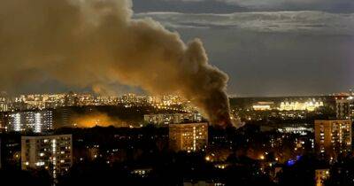 Все в огне и слышно взрывы: в Москве разгорелся новый большой пожар (фото, видео)