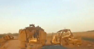 Перевернутый Bushmaster и подбитый БТР M113: в соцсети показали дорогу на Бахмут (видео)