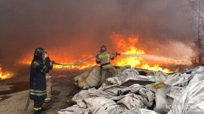 В Екатеринбурге загорелись склады - фото и видео сильного пожара 5.05.2023