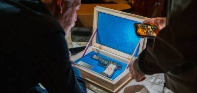 Президент Чехии подарил Зеленскому пистолет CZ 75