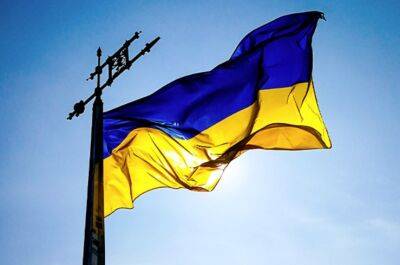 Мужчина сорвал флаг Украины с фасада здания: ему грозит уголовная ответственность | Новости Одессы