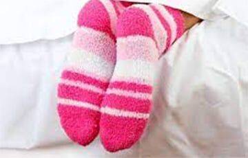 Белорусский врач объяснил, почему важно спать в носках