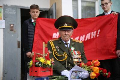 В Гродненском гарнизоне торжественно поздравили с наступающим Днем Победы ветерана Вооруженных Сил, участника Великой Отечественной войны Николая Лагуткина