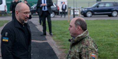 «Стандарты НАТО на практике». Шмыгаль и Уоллес побывали на британском полигоне, где обучают украинских военных — фото и видео