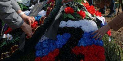 РосСМИ установили имена 22 тысяч погибших российских военных в Украине
