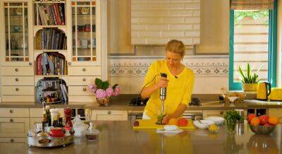 Звезда "Мастер Шеф" Литвинова дала рецепт любимого одесского салата: "Яркие вкусы помидоров и брынзы"
