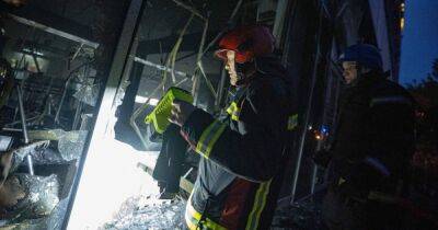 Сгорело несколько магазинов: СМИ показали последствия падения БПЛА в Киеве (фото)