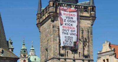 Активисты в Праге вывесили огромные плакаты с требованием исключить РФ из ООН (видео)