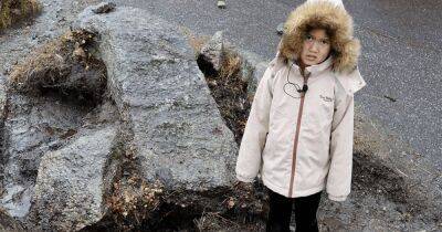 Девочка просто подобрала камень на школьном дворе, но нашла реликвию тысячелетней давности