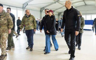 Зеленская и Шмыгаль посетили украинских военных в Британии