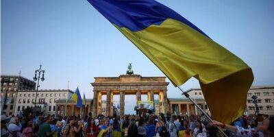 Суд Берлина отменил запрет на украинские флаги 8 и 9 мая. На российские — остается