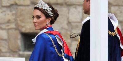 Отказалась от тиары. Кейт Миддлтон появилась на коронации Чарльза ІІІ в платье цвета слоновой кости от Alexander McQueen
