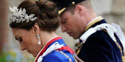 «Новая эра монархии». Кейт Миддлтон и принцесса Шарлотта выбрали для коронации Чарльза головные уборы с глубоким смыслом