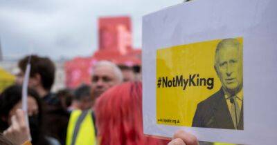 Накануне коронации Чарльза ІІІ арестовали протестующих, скандирующих "не мой король"