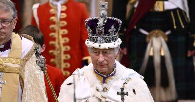 Чарльз III нарушил королевские традиции, выбрав современный наряд на коронацию