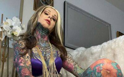 1.2 миллиона гривен на чернила: татуированная бабушка сорвала одежду, чтобы показать пикантный боди-арт
