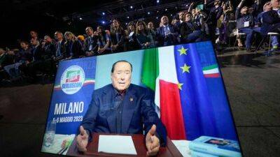 Госпитализированный Берлускони сделал первое публичное заявление