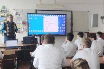 Командир поискового отряда «Подвиг» Валерий Линкевич провёл урок для юных кунгуряков из Плехановской школы